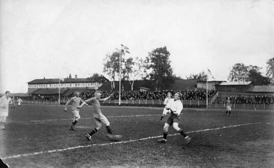 Fotboll, Örgryte-Kristiania. Norska målvakten ute.