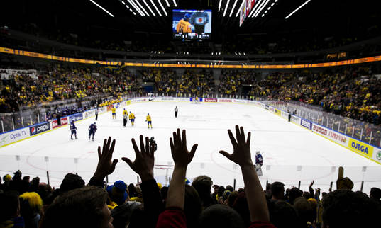 Sveriges Filip Forsberg gör 5-0 och publiken jublar på