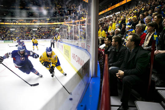 Sveriges Erik Karlsson och Slovakiens Filip Mlyncar