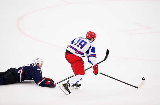 s Matt Grzelcyk tappar pucken till Rysslands Pavel