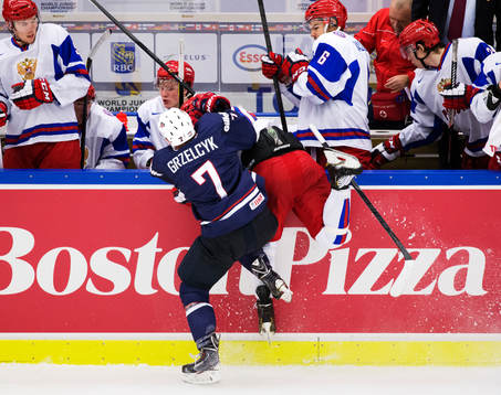 s Matt Grzelcyk tacklar Rysslands Vyacheslav Osnovin