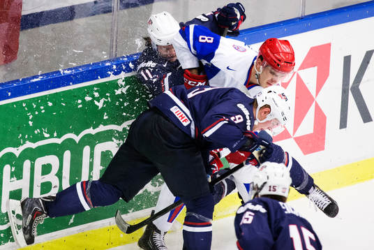 s Riley Barber och Andrew Copp