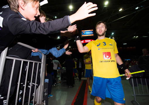 Sveriges Johannes Larsson gör high five med supportrar