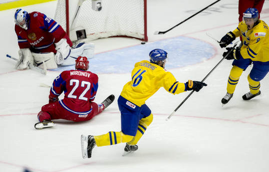 Sveriges Filip Forsberg har gjort 1-0 och jublar med Jacob