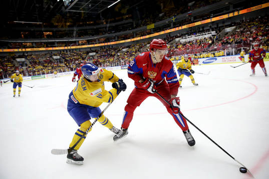 Sveriges Elias Lindholm och Rysslands Nikita Tryamkin