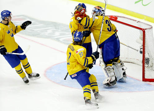 Sverige målvakt Oscar Dansk jublar med bla Linus Arnesson