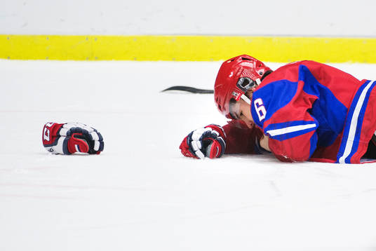 Rysslands Nikita Zadorov ligger ner på isen