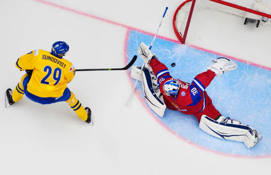 Sveriges Oskar Sundqvist skjuter in 2-0 bakom Rysslands