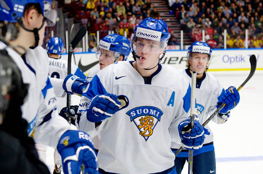 Finlands Rasmus Ristolainen jublar