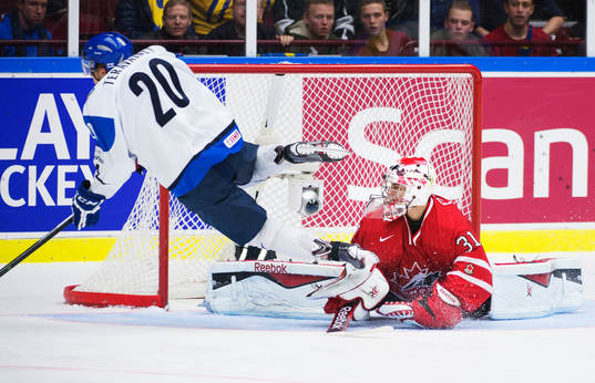 Finlands Teuvo Teravainen blir fälld av Kanadas målvakt