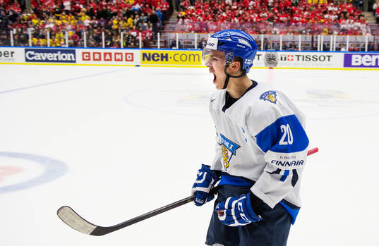 Finlands Teuvo Teravainen jublar