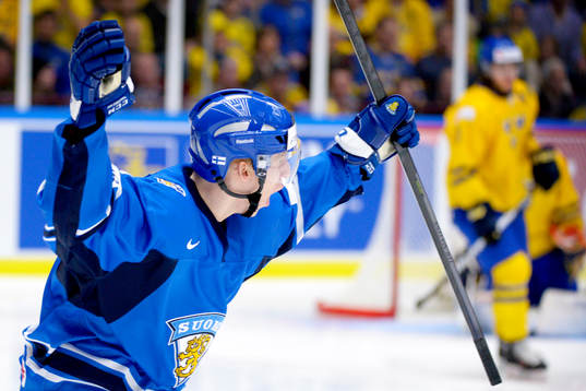 Finlands Esa Lindell jublar