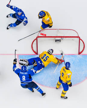 Finlands Teuvo Teravainen och Saku Mäenalanen jublar när