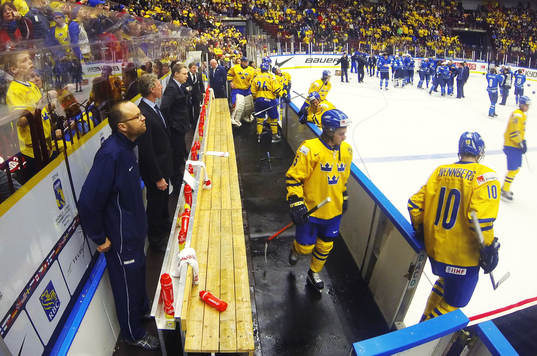 Sveriges Sebastian Collberg deppar när han med lagkamrater