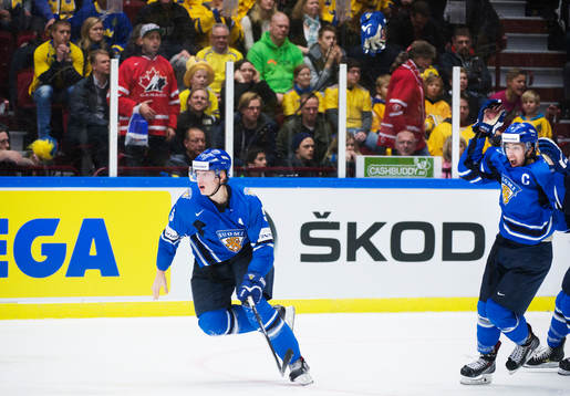 Finlands Rasmus Ristolainen och Teuvo Teravainen jublar