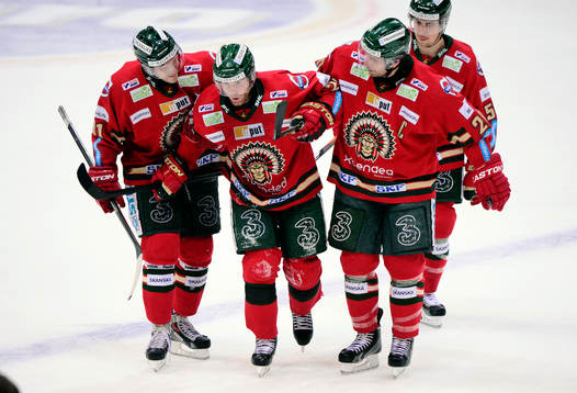 Frölundas Robin Figren får hjälp av isen
