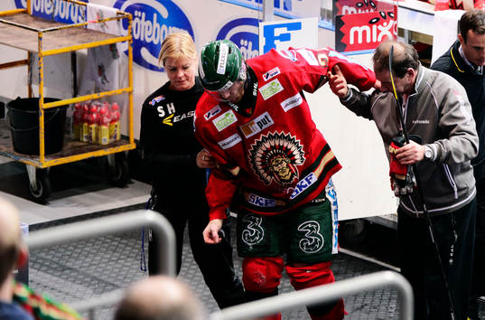 Frölundas Robin Figren lämnar isen