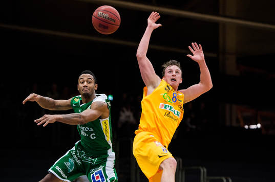 Södertäljes John Roberson och Solna Vikings Nils Hedström