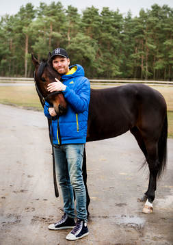 Johan Sjöstrand med sin travhäst Special One