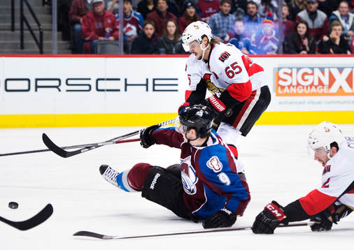 Ottawas Erik Karlsson i kamp om pucken med Colorados Matt