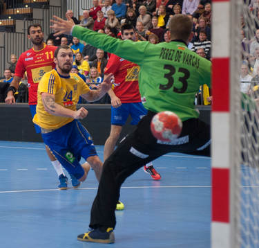 Sveriges Fredrik Petersen i handbollslandskampen mellan