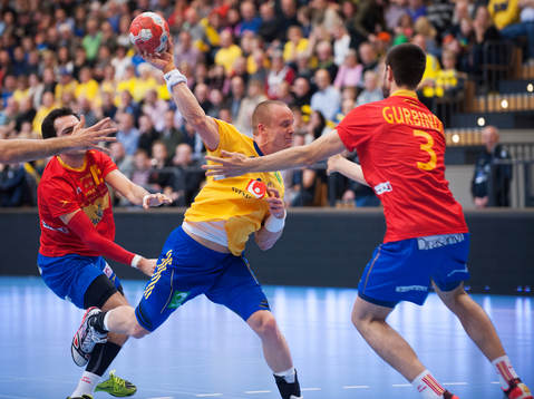 Sveriges Lukas Karlsson i handbollslandskampen mellan