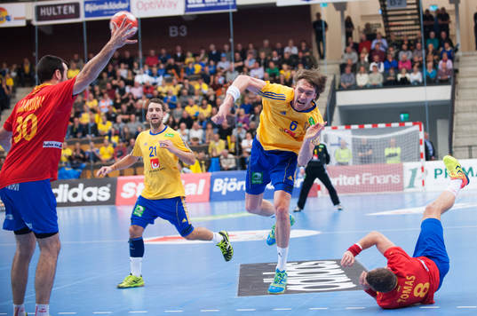 Sveriges Jonas Källman i handbollslandskampen mellan
