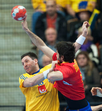Sveriges Tobias Karlsson tar hand om Spaniens Rodriguez