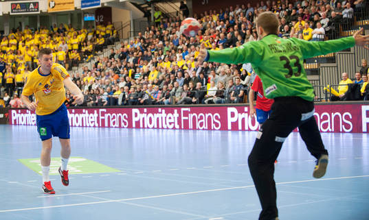 Sveriges Niclas Ekberg slår ett straffkast i huvudet på