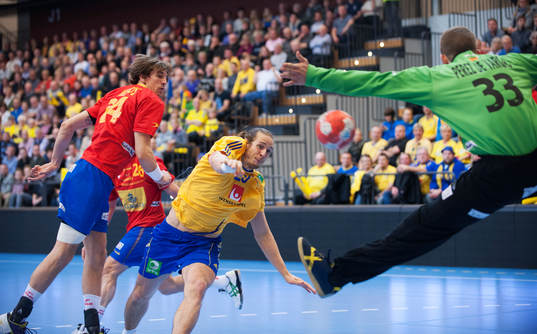 Sveriges Kim Ekdahl Du Rietz överlistar Spaniens målvakt