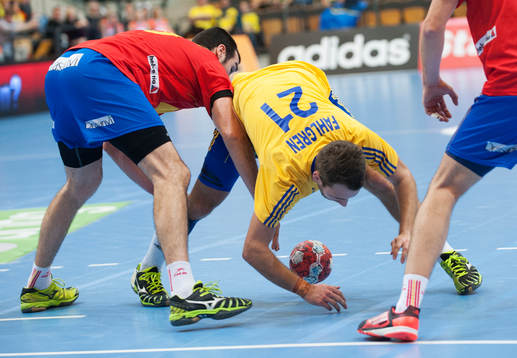 Sveriges Patrik Fahlgren fumlar bort bollen i