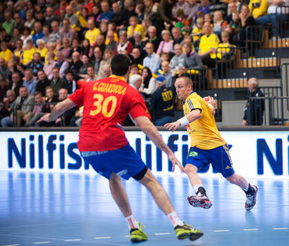 Sveriges Lukas Karlsson i handbollslandskampen mellan