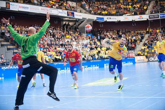 Sveriges Fredrik Petersen skjuter straff i