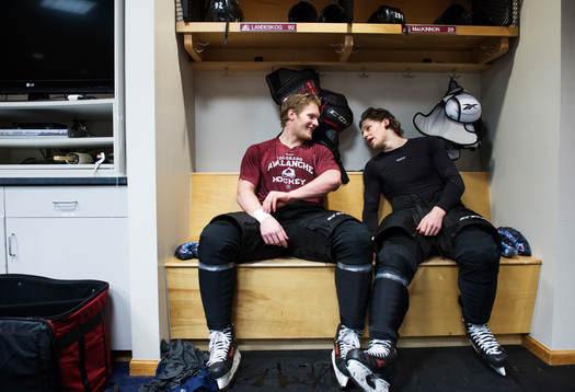 Gabriel Landeskog och Nathan MacKinnon pratar med varandra