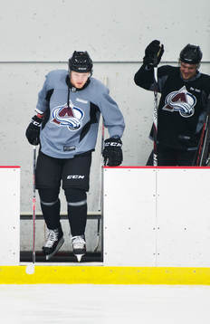 Gabriel Landeskog på väg in till en träning med