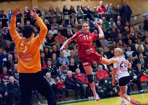 Höörs Jonna Linnell skjuter mot Lugis målvakt Emma