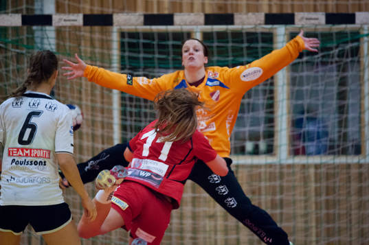 Höörs Jonna Linnell mot Lugis målvakt Maria Olsson i