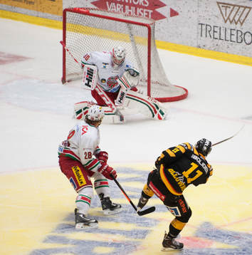 Skellefteå Bud Halloway skjuter mot Modos målvakt Linus