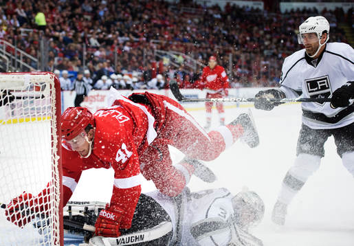 Detroits Luke Glendening flyger in i mål