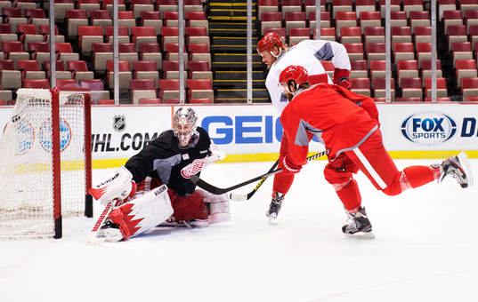 Henrik Zetterberg skjuter in ett skott i mål