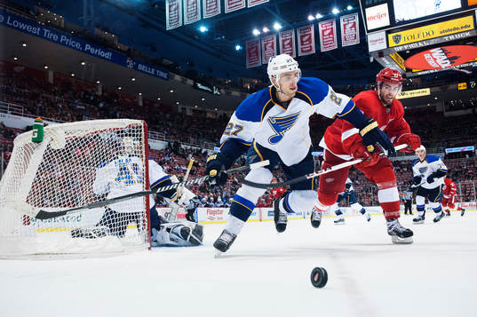 St Louis Alex Pietrangelo utmanas av Detroits Riley Sheahan