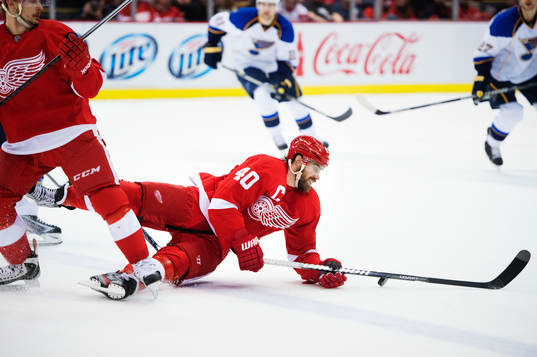 Detroits Henrik Zetterberg faller