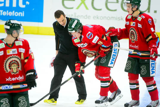 Frölundas Max Görtz får en smäll och får ledas ut