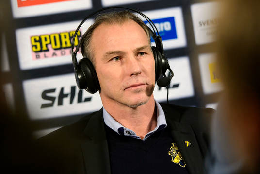 s tränare Rikard Franzén blir intervjuad av TV