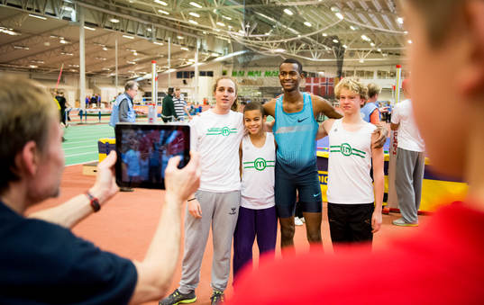 Många ville fotograferas med Mutaz Essa Barshim