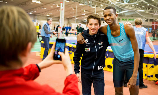 Många ville fotograferas med Mutaz Essa Barshim