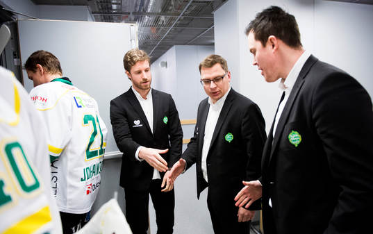 Björklövens assisterande tränare John Lind (tv)