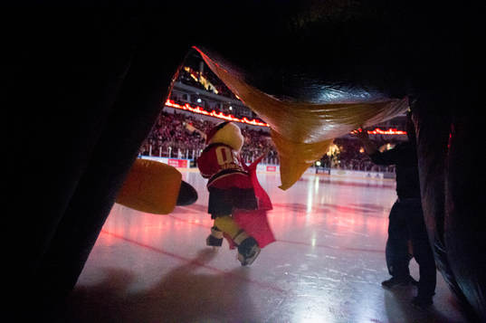 Malmö Redhawks maskoten Hawkan gör entré