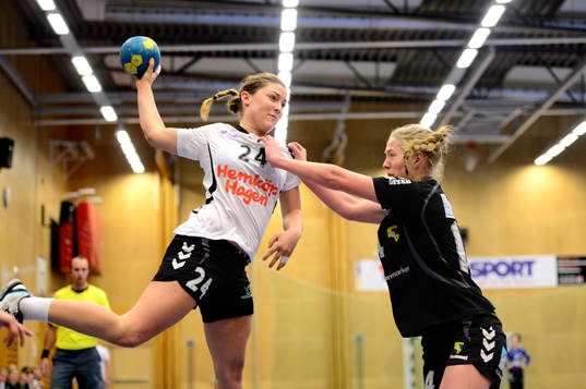 Önnereds Amanda Byrne stoppas av Kärras Julia Eriksson