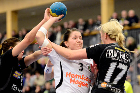 Önnereds Sandra Kvarnström stoppas av Kärras Pauline